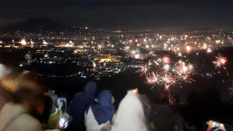Perayaan malam tahun baru di Puncak. Foto: ANTARA/Yulius Satria Wijaya