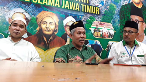 KH Marzuki Mustamar (tengah) saat memaparkan makna Harlah ke-96 bagi Nahdlatul Ulama saat masih menjabat Ketua PWNU Jatim. Foto: Yuana Fatwalloh/kumparan