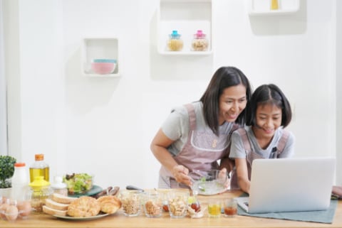 Melakukan kegiatan bersama di sela-sela belajar di rumah bisa menjadi bonding time antara Anda dengan si kecil Foto: Shutterstock