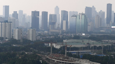 Suasana gedung bertingkat yang terlihat samar karena kabut polusi di Jakarta, Jumat (5/7). Foto: ANTARA FOTO/Wahyu Putro A