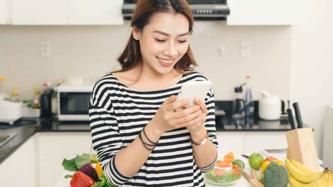 Ilustrasi Ibu pegang hp untuk membuat konten. Foto: Shutter Stock