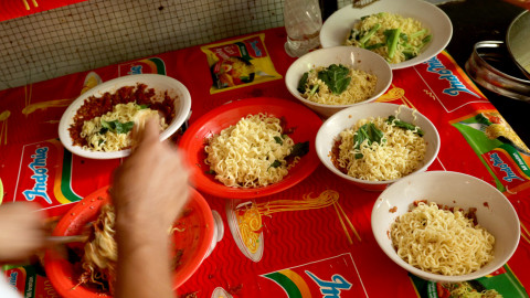 Indomie yang siap disajikan ke pelanggan. Foto: Fanny Kusumawardhani/kumparan
