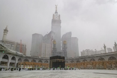 Hujan deras terjadi di Masjidil Haram, Mekah, Arab Saudi, Selasa 27/4).  Foto: Twitter/@ReasahAlharmain