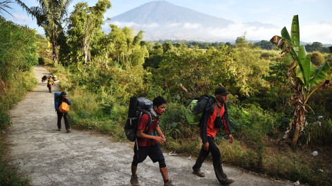 Pendaki Gunung Rinjani yang sempat terjebak longsor akibat gempa bumi tiba di Pos Bawaknao, Sembalun, Lombok Timur, NTB, Senin (30/7). Foto: ANTARA FOTO/Akbar Nugroho Gumay