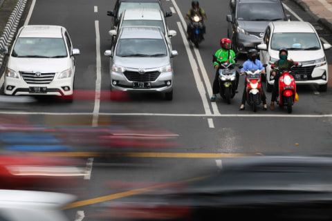Pengendara kendaraan bermotor berhenti di lampu merah perempatan Jalan Darmo-Jalan Pandegiling, Surabaya, Jawa Timur, Rabu (19/2). Foto: ANTARA FOTO/Didik Suhartono