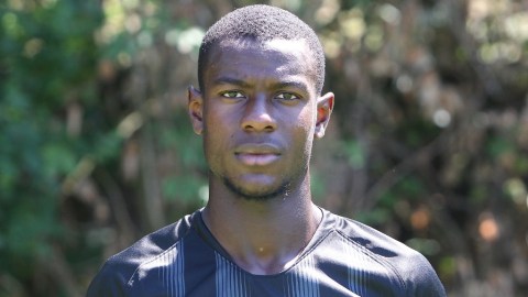 Bek tengah Eintracht Frankfurt, Evan N'Dicka, diminati Arsenal dan Liverpool.  Foto: Daniel ROLAND / AFP