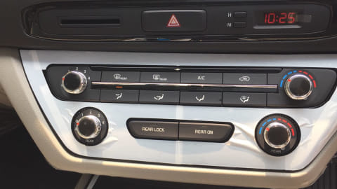 Tombol pengaturan AC Mobil yang dilengkapi dengan fitur recirculation mode. Foto: Aditya Niagara