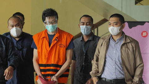 Penyidik KPK Yudi Purnomo (kanan) membawa Samin Tan (rompi tahanan) ke rutan. Foto: Reno Esnir/ANTARA FOTO