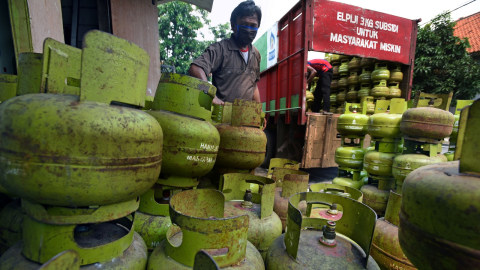 Pekerja menurunkan tabung gas elpiji 3 kilogram bersubsidi di Pangkalan Gas di Taktakan Serang, Banten, Kamis (9/4). Foto: ANTARA FOTO/Asep Fathulrahman
