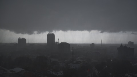 Ilustrasi cuaca ekstrem Foto: Zabur Karuru/Antara Foto