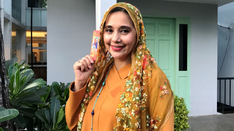 Rilis Lagu Religi, Ayu Azhari Ingin Ajarkan Kesederhanaan Pada Buah Hatinya