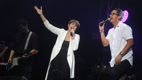 Personel kelompok musik Maliq & D'Essentials Rivani Indriya (tengah) dan Angga Puradiredja (kanan) menghibur penonton saat tampil dalam Soundrenaline 2019 di Garuda Wisnu Kencana, Badung, Bali. Foto: ANTARA FOTO/Fikri Yusuf