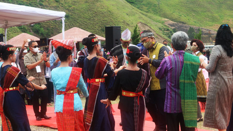 Kunker Hari Terakhir Sandi di Danau Toba: Manortor hingga Tinjau Produk UMKM (2)
