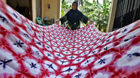 Ilustrasi Pengrajin Batik Foto: ANtara/Didik Suhartono