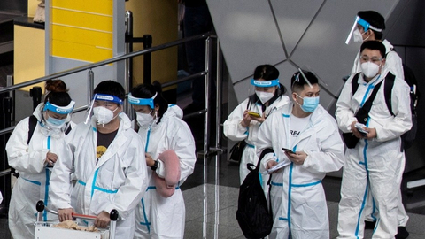 Foto: Melihat Para Penumpang Berpakaian Hazmat di Bandara Ninoy Aquino, Filipina (4)