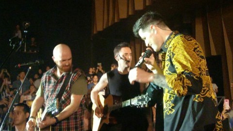 The Script mengenakan batik di Kokas Foto: Mustika Sari/kumparan