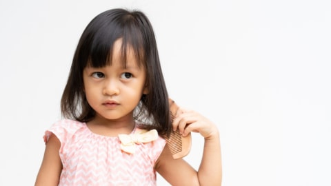 Ilustrasi anak menyisir rambut Foto: Shutterstock
