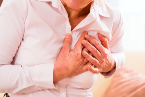com-Ilustrasi seseorang terkena serangan jantung. Foto: Shutterstock