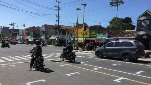 Tertibnya Pemotor Di Bantul Saling Jaga Jarak Di Marka Ala Garis Start Motogp Kumparan Com