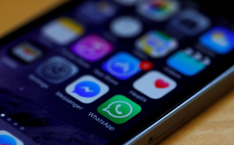Aplikasi pesan Facebook Messenger dan WhatsApp di iPhone. Foto: REUTERS/Phil Noble