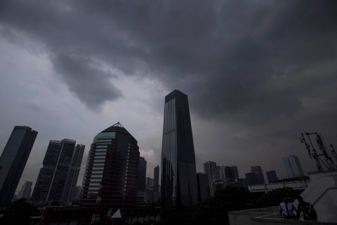 Suasana awan mendung di langit Jakarta, Rabu (21/10/2020). BMKG menyatakan saat ini tengah terjadi fenomena La Nina di Samudera Pasifik yang bisa menimbulkan kondisi cuaca ekstrem di Indonesia, BMKG pun menghimbau masyarakat untuk tetap waspada dan b Foto: Sigid Kurniawan/Antara Foto