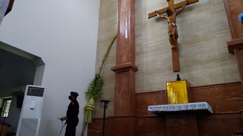 Polisi Disinfeksi Gereja Kotabaru dengan DIY: Berikan Ketenangan Pikiran Jemaat (2)