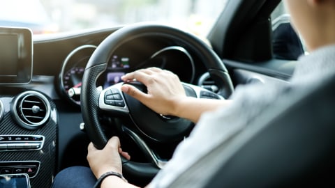 Ilustrasi membunyikan klakson mobil Foto: dok. Shutter Stock