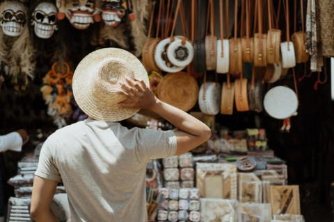 Ilustrasi wisatawan yang sedang memilih oleh-oleh. Foto: Shutterstock