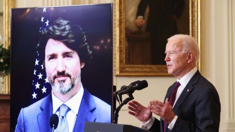 Presiden AS Joe Biden dan Perdana Menteri Kanada Justin Trudeau, yang muncul melalui panggilan konferensi video, memberikan kata penutup di akhir pertemuan bilateral virtual mereka dari Gedung Putih di Washington. Foto: Jonathan Ernst/REUTERS