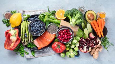 Ilustrasi makanan yang mengandung nutrisi makro dan mikro. Foto: Shutterstock