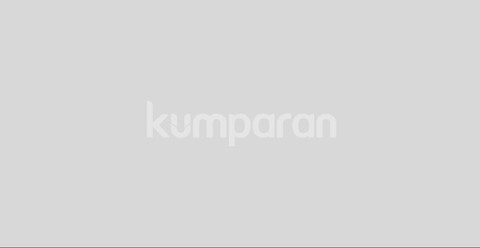 Sejumlah pengunjung melintasi truk Tata pada pameran GIIAS 2018 di ICE, BSD, Tangerang, Sabtu (4/8). Foto: Aditia Noviansyah/kumparan