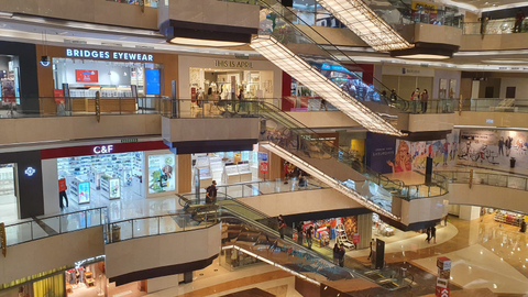 Suasana sepi di mal Kemang Village. Foto: Dok. Syakir/ Pembaca