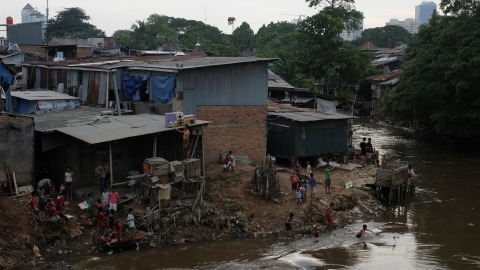 Masyarakat Jakarta yang tinggal di bantaran kali. Foto: REUTERS/Beawiharta