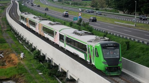 Kereta api Bandara Adi Soemarmo melintas di jalur kereta api Stasiun Balapan Solo - Stasiun Bandara Adi Soemarmo. Foto: ANTARA FOTO/Mohammad Ayudha