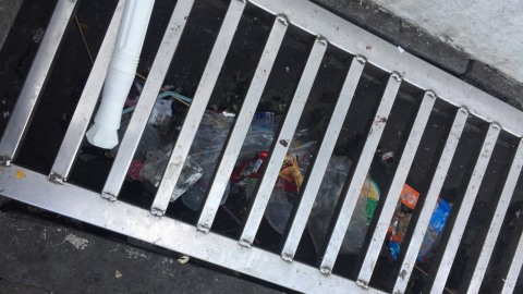 Kondisi selokan di Kota Tua usai libur Tahun Baru. Foto: Darin Atiandina/kumparan