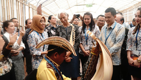 Managing Director of the International Monetary Fund Christine Lagarde didampingi Direktur Utama ITDC, Abdulbar M.  Mansoer melihat alat musik sasando di Indonesia Pavilion, Bali, Rabu (10/10/2018). Foto: Helmi Afandi Abdullah/kumparan