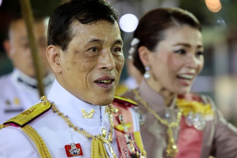Raja Thailand Maha Vajiralongkorn dan Ratu Suthida menyambut para bangsawan di The Grand Palace di Bangkok, Thailand, Jumat (23/10). Foto: Athit Perawongmetha/REUTERS