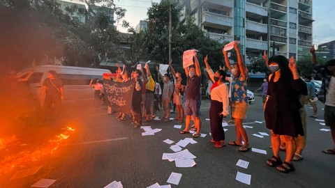 Aksi protes menyerukan boikot sistem pendidikan di bawah pemerintahan militer di kotapraja Tarmwe di Yangon, Myanmar, Rabu (10/11). Foto: AP Photo