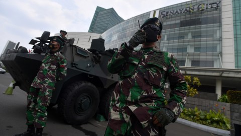 Prajurit Yonif Mekanis 202/Taji Malela berdiri di dekat Panser Anoa yang disiagakan di Senayan City, Jakarta Selatan, Selasa (13/10). Foto: Sigid Kurniawan/ANTARA FOTO