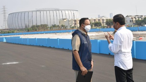 Presiden Joko Widodo berbincang dengan Gubernur DKI Jakarta Anies Baswedan saat meninjau proyek pembangunan Sirkuit Formula E di Ancol, Jakarta, Senin (25/4/2022). Foto: Rusman/Biro Pers Sekretariat Presiden