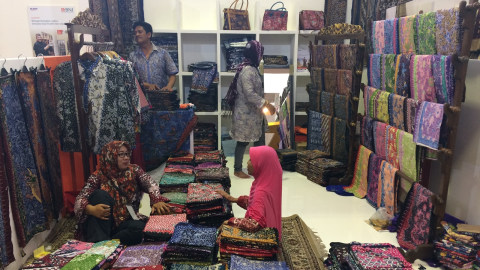 Penjual batik tulis lasem  Foto: Iqra Ardini/kumparan
