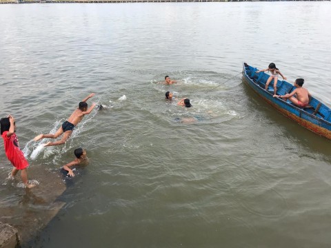 Foto Melihat Keseruan Anak Anak Mandi Di Sungai Kapuas Saat Jernih Kumparan Com