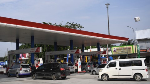 Sejumlah kendaraan mengisi bahan bakar minyak (BBM) di SPBU Pertamina di rest area kilometer 57 Jalan Tol Jakarta-Cikampek, Jawa Barat, Selasa (26/4/2022). Foto: M Risyal Hidayat/ANTARA FOTO