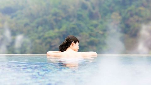 Ilustrasi berendam di Onsen. Foto: Shutter Stock 