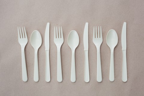 Ilustrasi alat makan plastik Foto: Shutter Stock