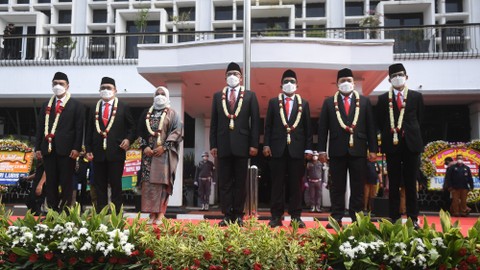 Komisioner Komisi Pemilihan Umum (KPU) yang baru dilantik (dari kiri) Yulianto Sudrajat, Parsadaan Harahap, Betty Epsilon Idroos, Hasyim Asy'ari, Idham Holik, Mochammad Afifuddin, dan August Mellaz tiba di Gedung KPU, Jakarta, Selasa (12/4/2022). Foto: Akbar Nugroho Gumay/ANTARA FOTO