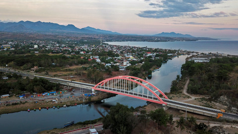 Foto udara kawasan Jembatan Samota (Teluk Saleh, Pulau Moyo, Gunung Tambora) di Sumbawa Besar, Kabupaten Sumbawa, NTB, Jumat (3/9/2021). Foto: Ahmad Subaidi/ANTARA FOTO