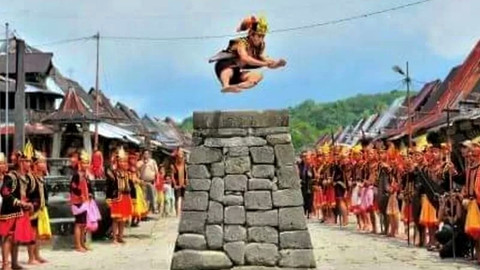 Lompat batu, salah satu objek menarik yang akan didapatkan wisatawan ketika berkunjung ke Nias. Foto: Antara Sumut/ist