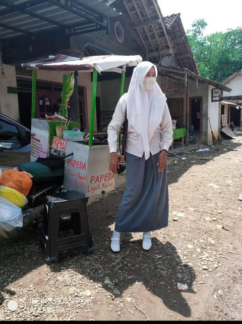 Viral: Penjual Papeda Gunakan Kostum Unik, Mulai Jadi Kuntilanak hingga Pocong (3)