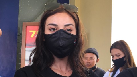 Istri Jerinx SID, Nora Alexandra di Polda Bali, Denpasar, Selasa (18/8). Foto: Denita br Matondang/kumparan